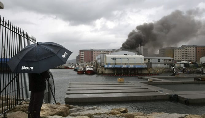 Vista del incendio registrado esta tarde en la central generadora de energía eléctrica de Waterport, en la zona de North Mole de Gibraltar, que ha causado la pérdida de suministro eléctrico.