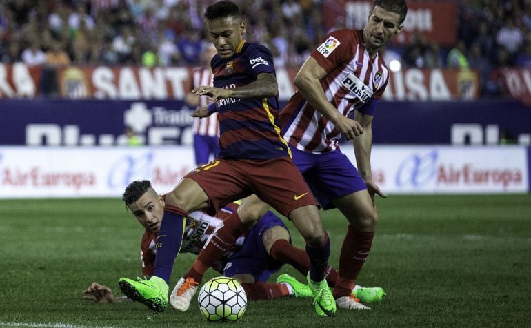 Neymar, entre Gabi y Giménez.