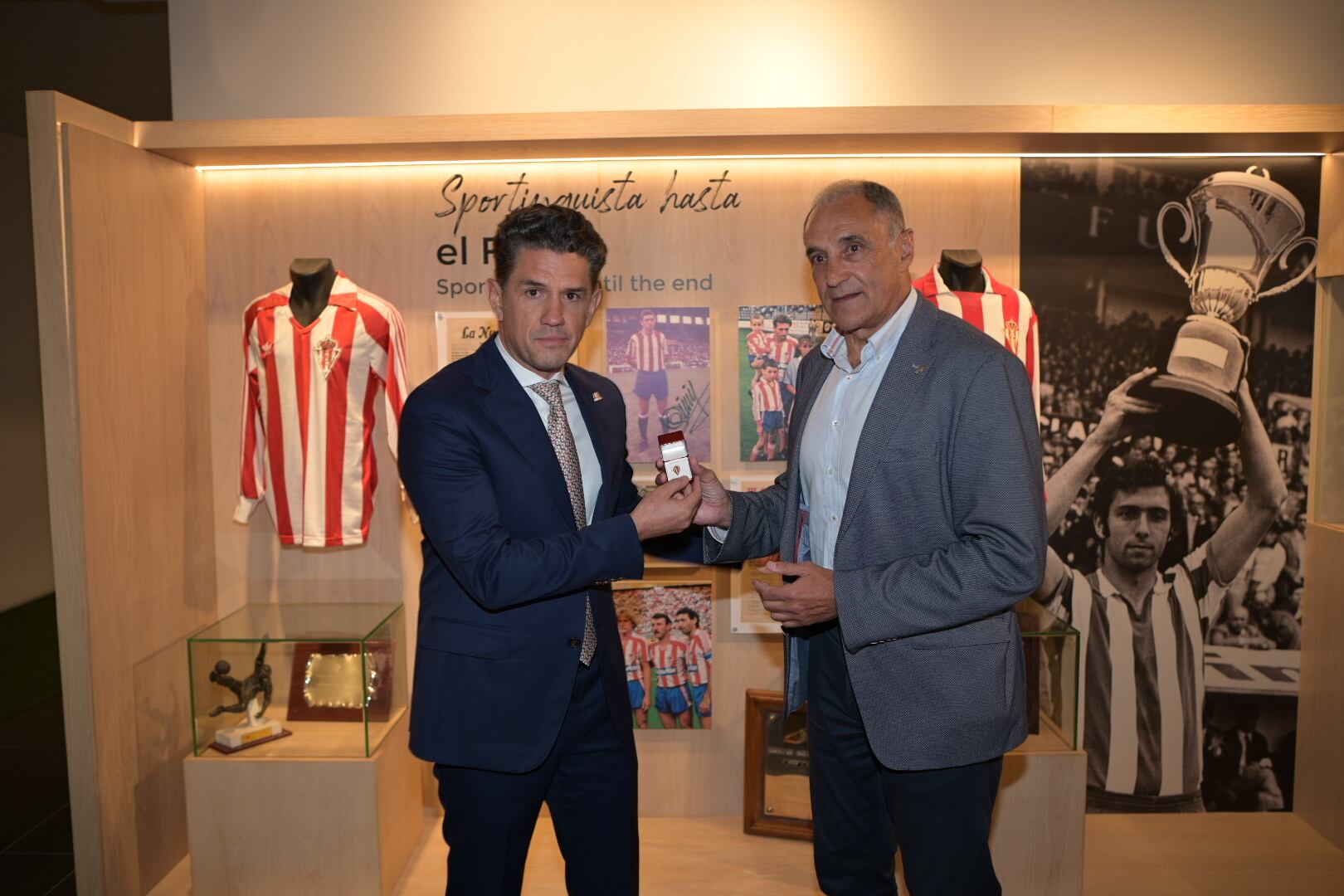 Alejandro Irarragorri junto a Joaquín Alonso en el museo del Sporting.