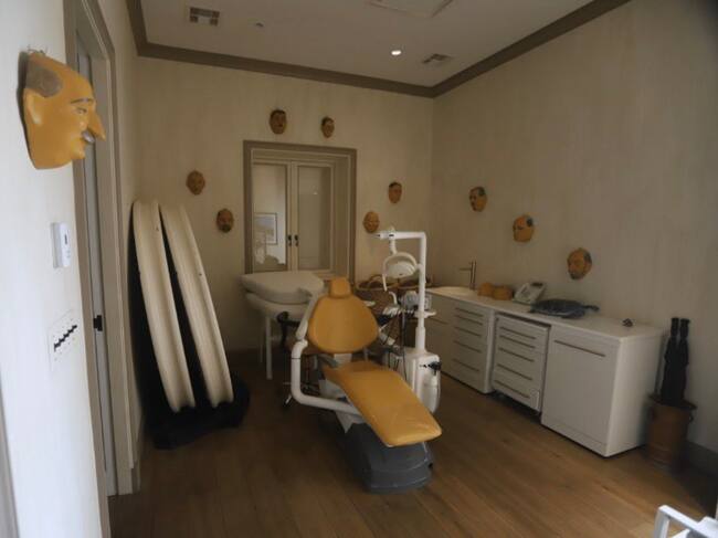 Una de las estancias cuenta con una silla parecida a la de un dentista, así como máscaras en la pared