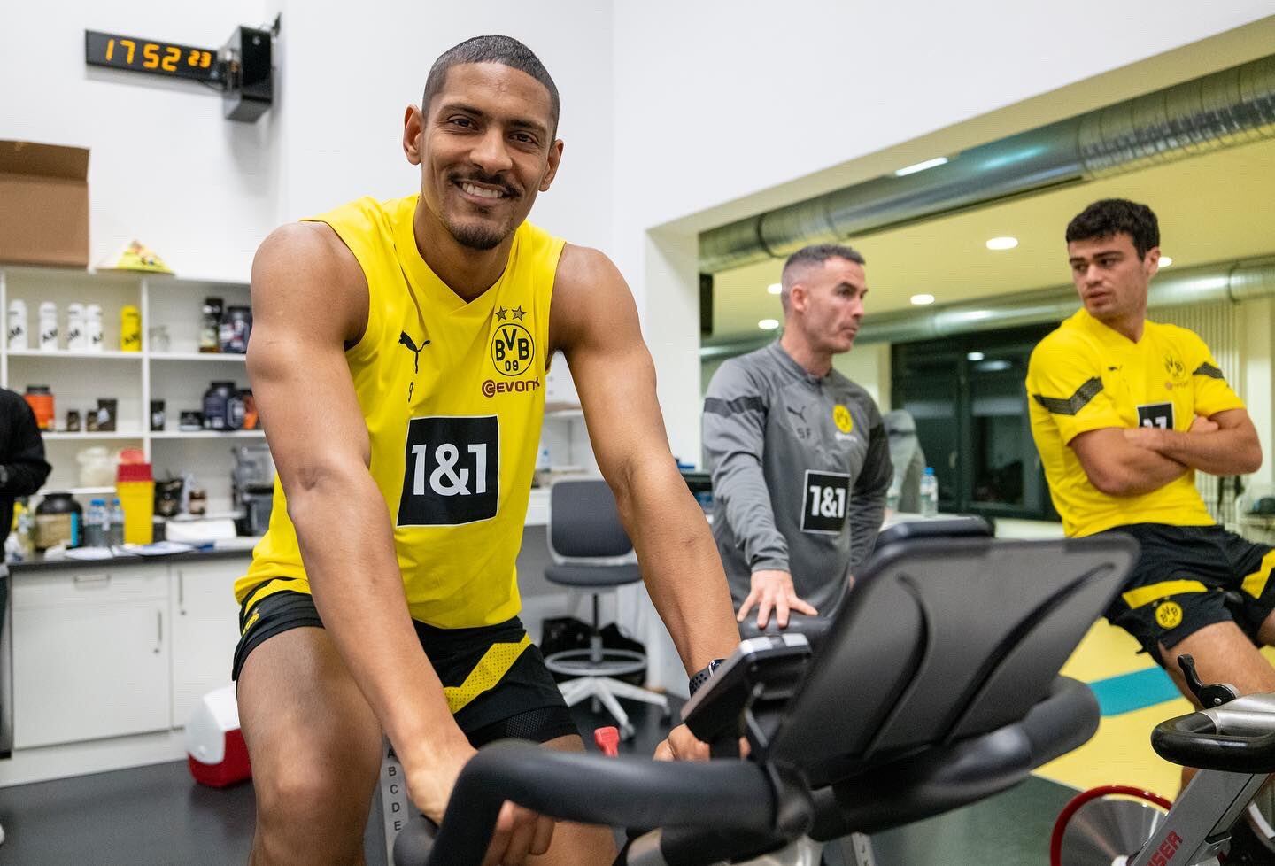 Sebastien Haller se ejercita en el gimnasio