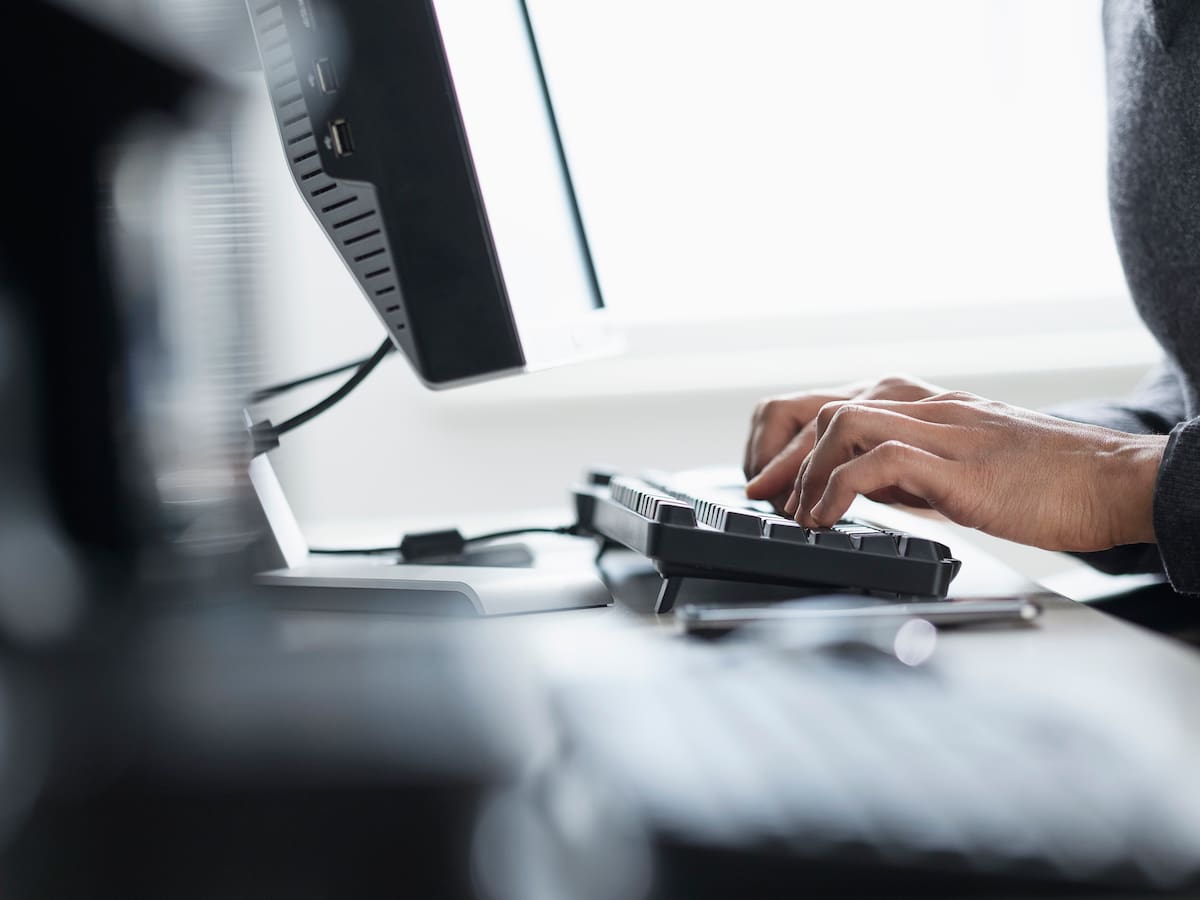 "Que decida una máquina es un riesgo para la democracia": la IA avanza en la administración, pero la última palabra debe ser humana