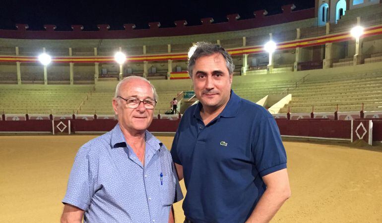 El pregonero de San Mateo (i) junto al alcalde de Cuenca