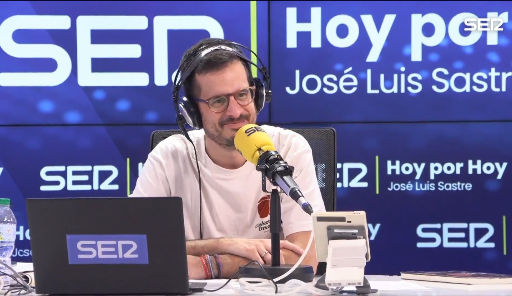 Una oyente rompe a llorar en directo al escuchar una canción en &#039;Hoy por Hoy&#039;.