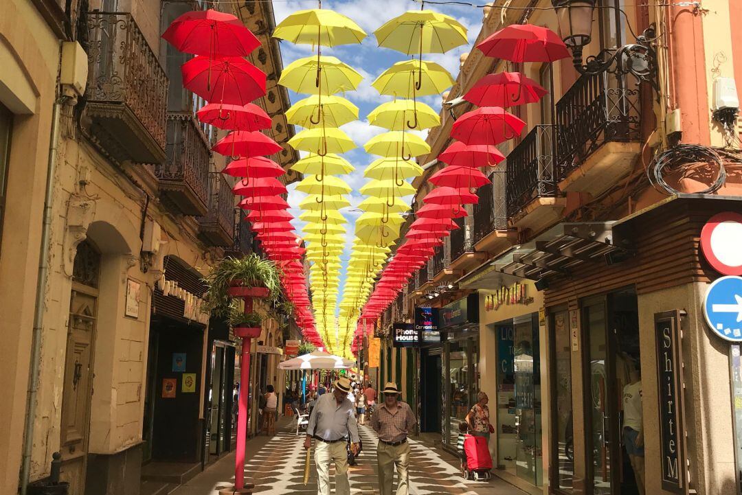 La Calle Escuelas volverá a lucir los colores de la bandera de España, durante este verano 2021 