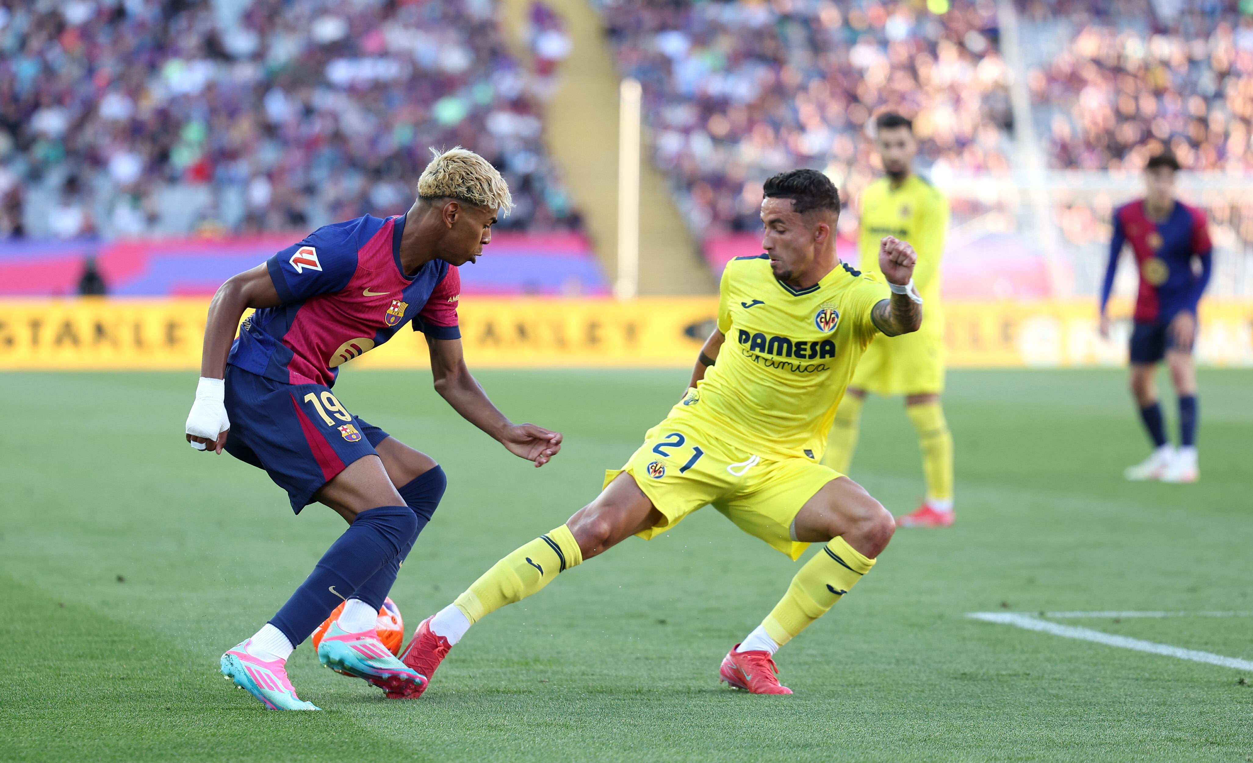 BARCELONA, ESPAÑA - 18 DE MAYO: Lamine Yamal, del FC Barcelona, es desafiado por Yeremy Pino, del Villarreal CF, durante el partido de La Liga EA Sports entre el FC Barcelona y el Villarreal CF en el Estadi Olimpic Lluis Companys el 18 de mayo de 2025 en Barcelona, España. (Foto de Judit Cartiel/Getty Images)
