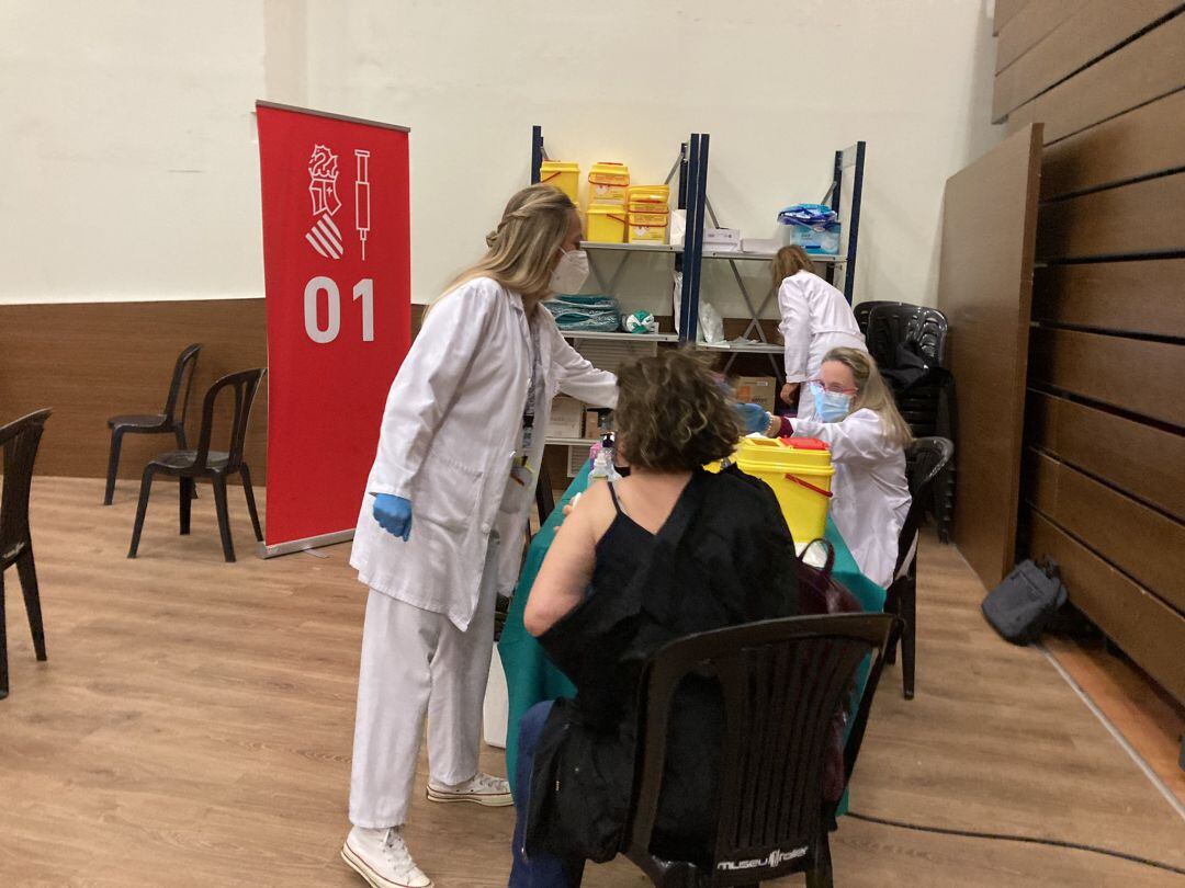 Vacunación masiva en el Museu Faller de Gandia