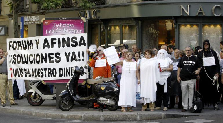 Miembros del Colectivo de Perjudicados CALLE GÉNOVA de Fórum y Afinsa, durante una concentración para reclamar al Gobierno soluciones a su situación. EFE/Archivo