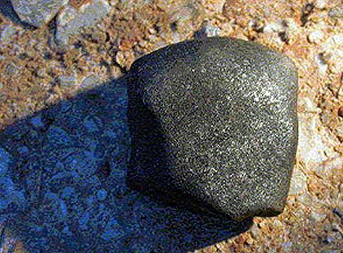 Uno de los fragmentos del meteorito que cayó en 2004 en Villalbeto de la Peña (Palencia)