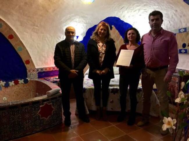 Una de las casas cueva de Hinojares ostenta el sello de calidad turistica