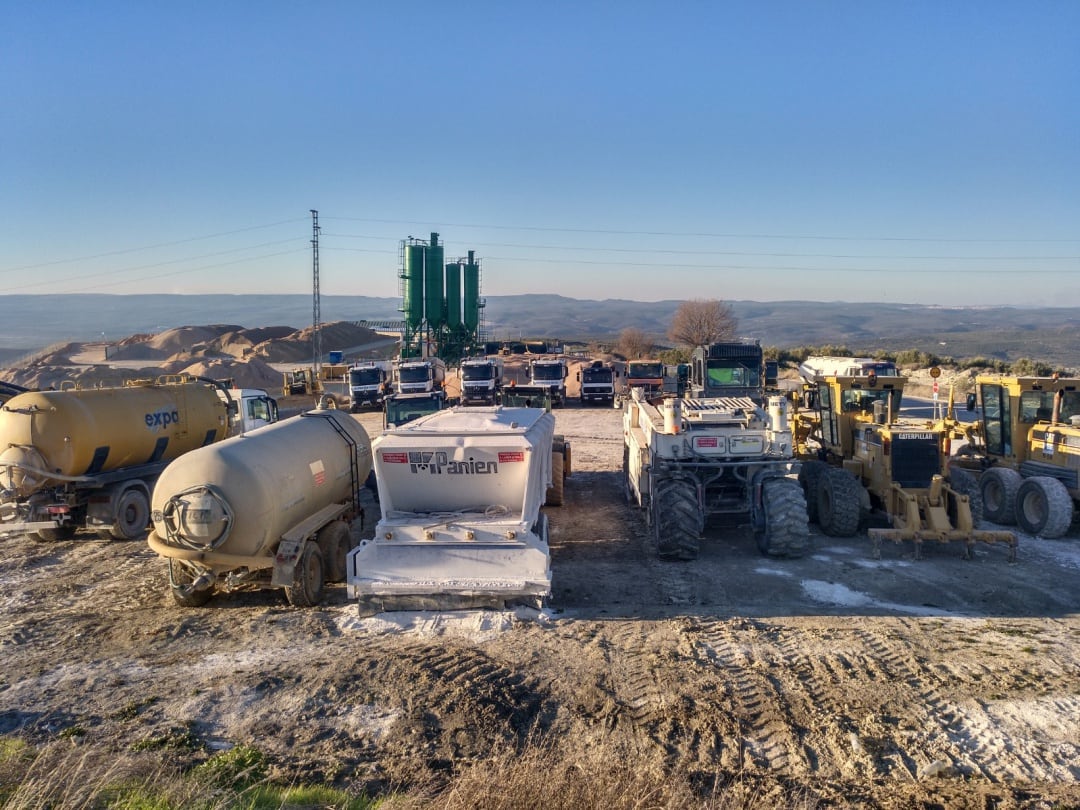 Maquinaria de las obras de construcción de la autovía junto al polígono Los Cuatro Álamos de Villacarrillo, imagen del Día de Reyes. Como este existen otros puntos de acopio, tanto en este municipio, como en Villanueva del Arzobispo y resto de tramos.