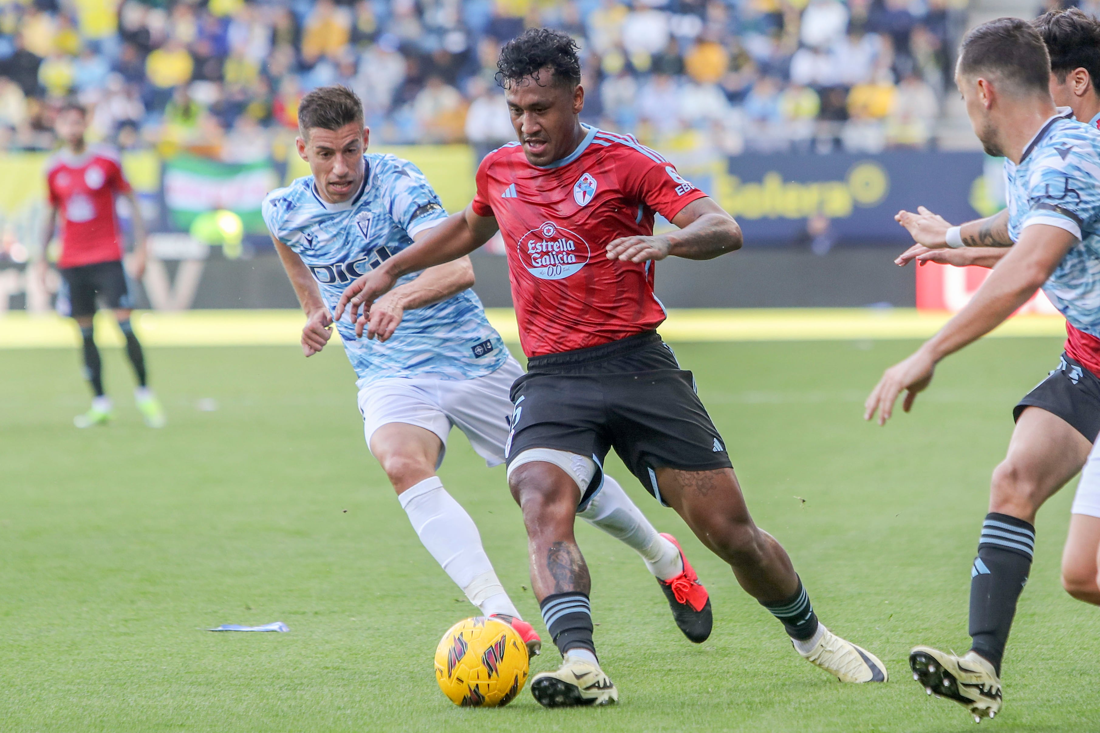 CÁDIZ, 25/02/2024.- El centrocampista del RC Celta Renato Tapia (c) se enfrenta a Raúl Alcaraz, del Cádiz CF, durante su partido este domingo en el estadio Nuevo Mirandilla de Cádiz. EFE/Román Ríos
