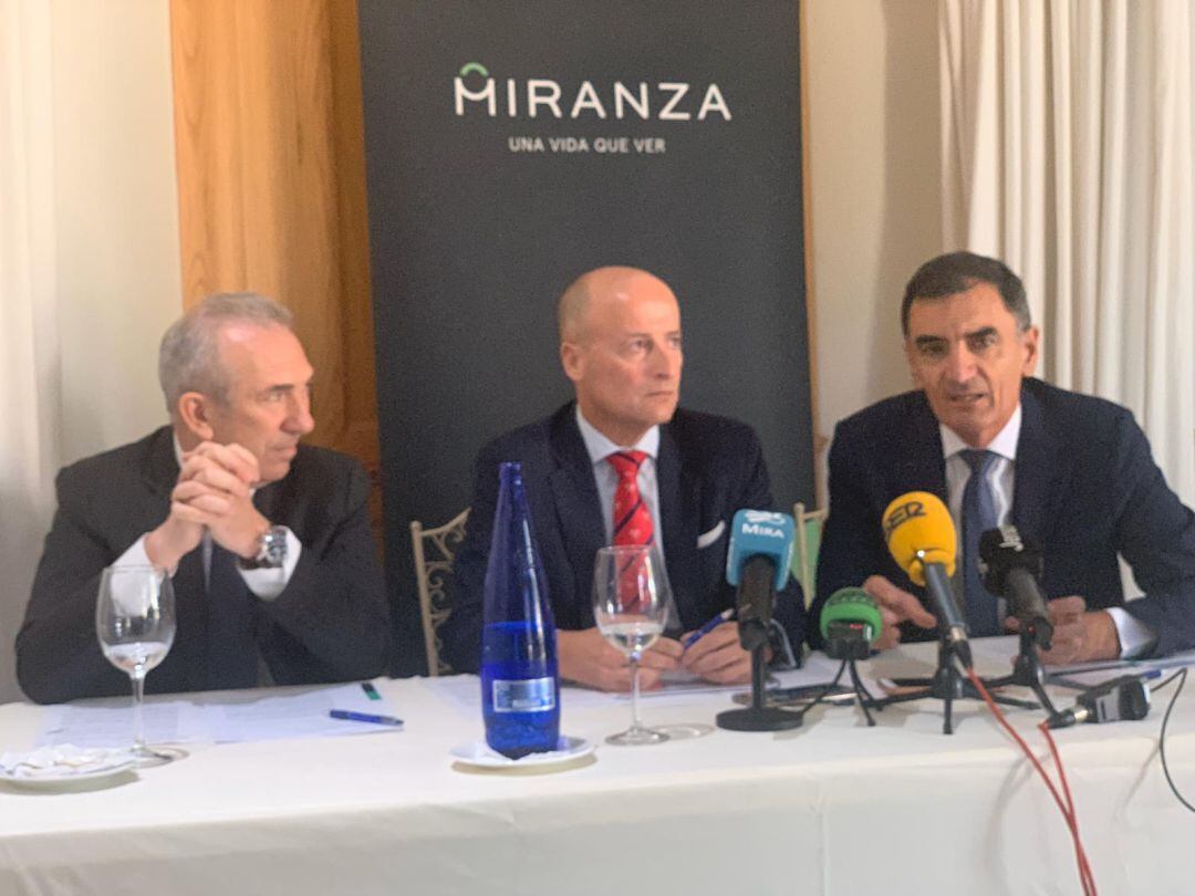 El Dr. Pedro Caro y el director gerente de Miranza, Ramón Berra, durante la presentación en el Hotel Villa Jerez