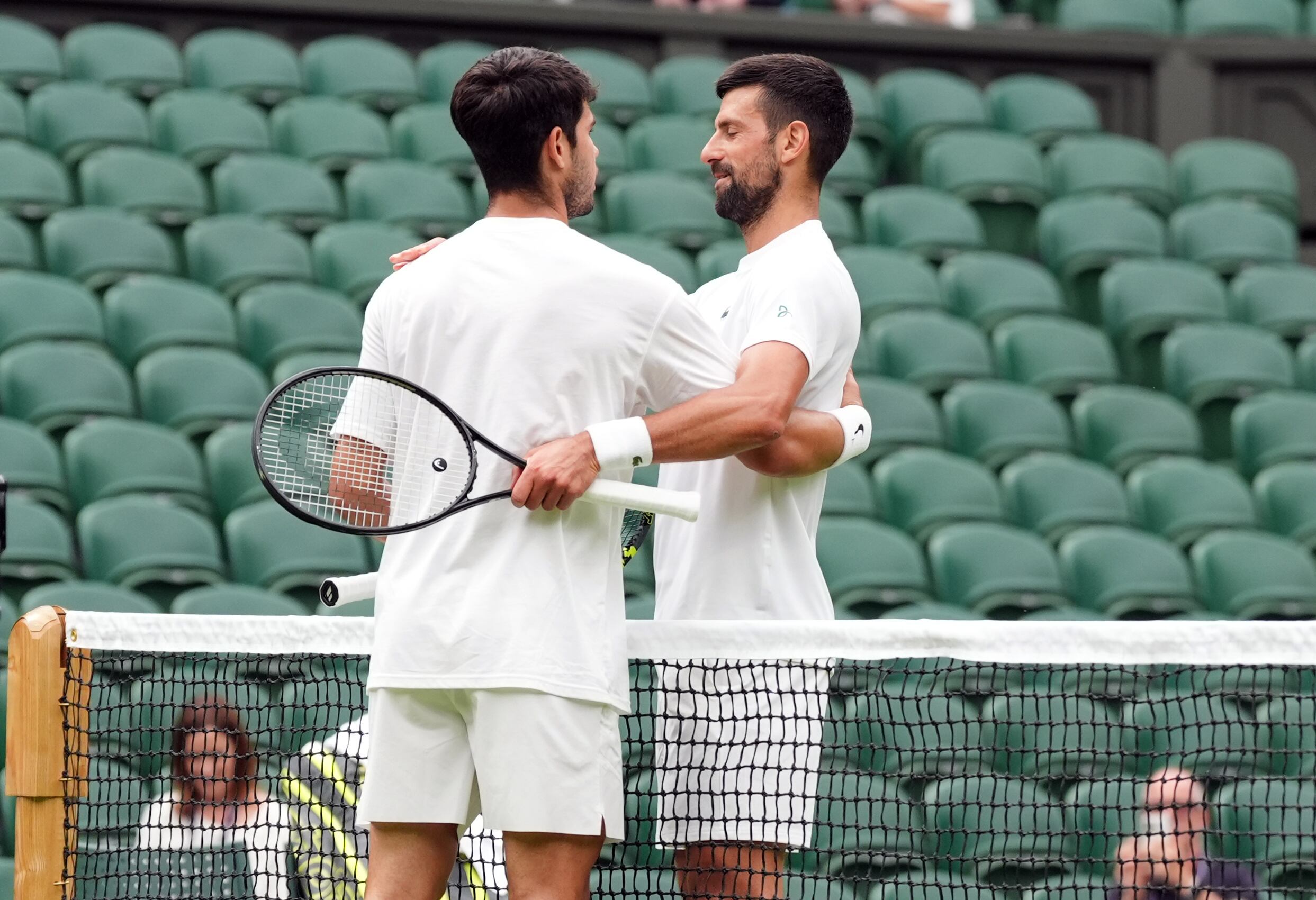 Carlos Alcaraz y Novak Djokovic entrenan en la pista central de Wimbledon