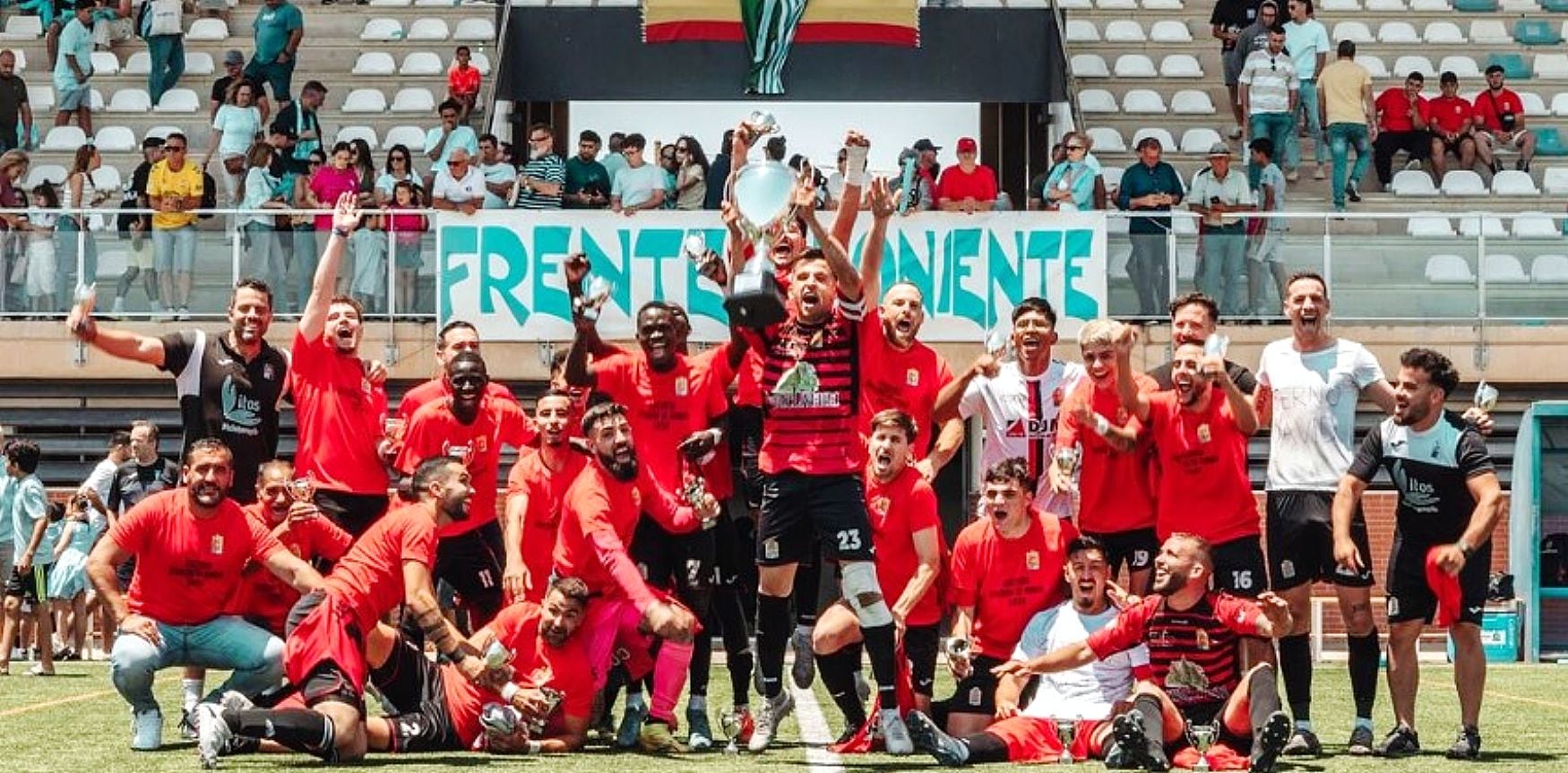 El Cuevas levantando el título de campeón en campo rival.