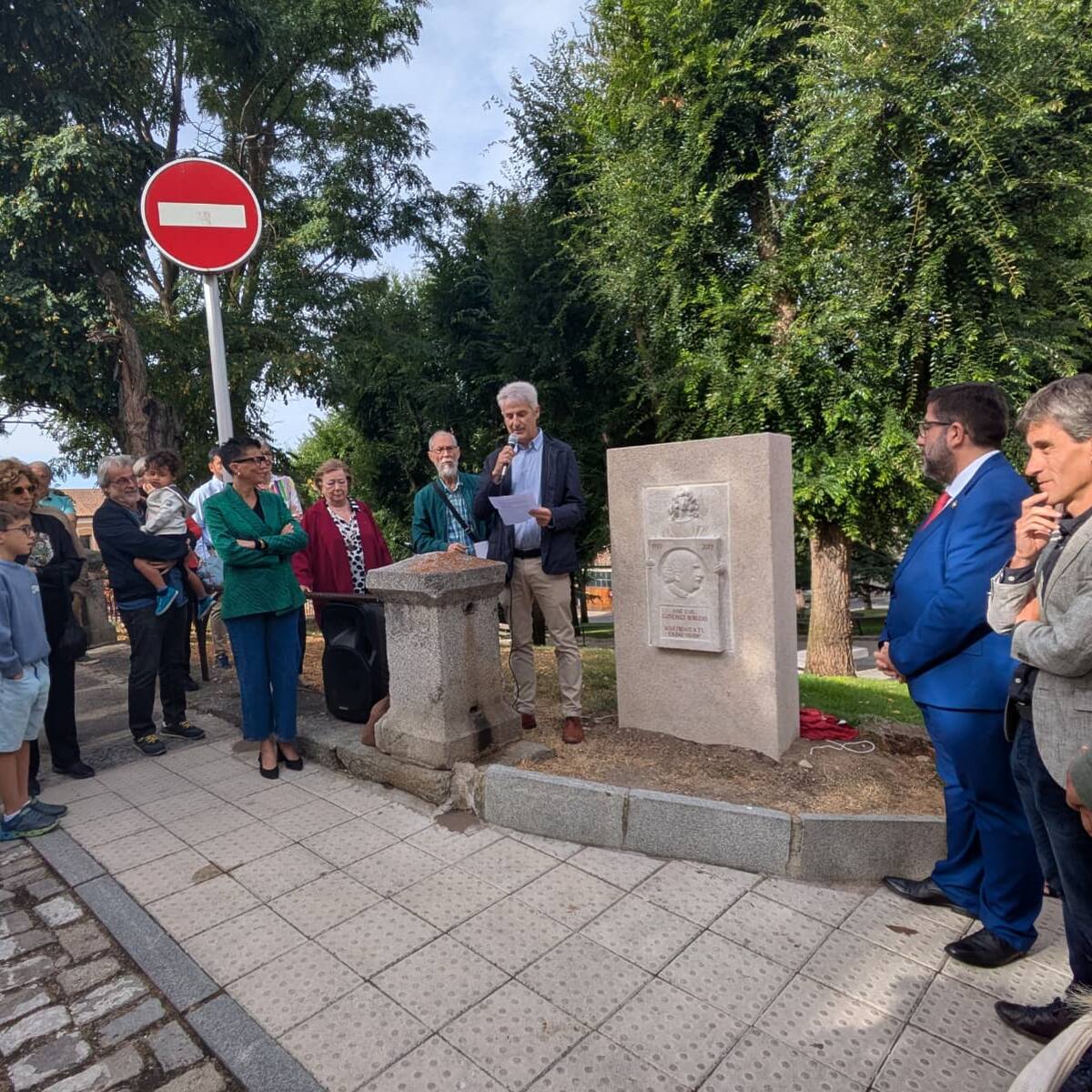 Un monolito recuerda la figura del historiador José Luis Gutiérrez Robledo