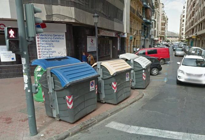 Isla de contenedores de recogida selectiva de basura en una calle de Valencia