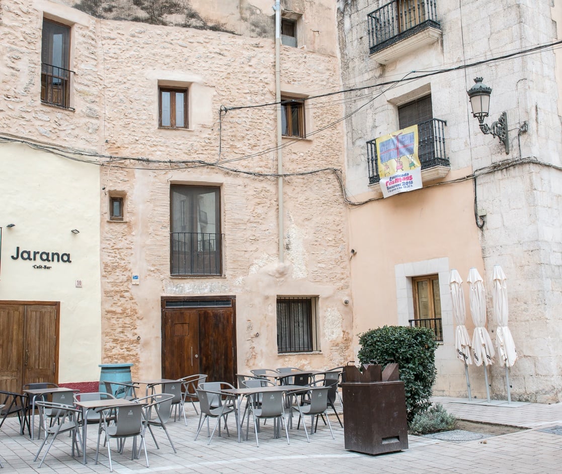 Una de les façanes del Barri Medieval de la localitat.