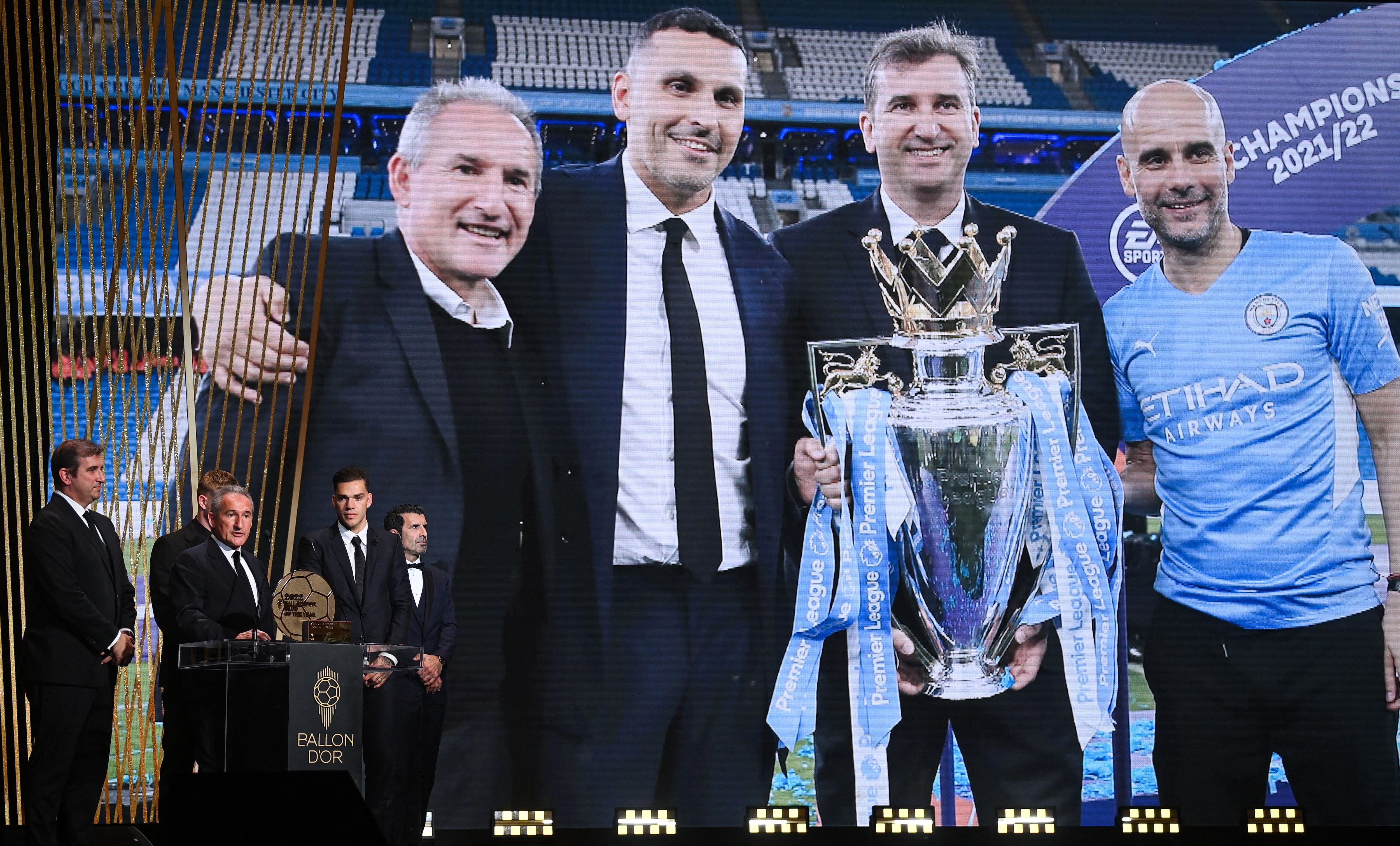 La expedición del Manchester City recogiendo el premio a mejor club del mundo