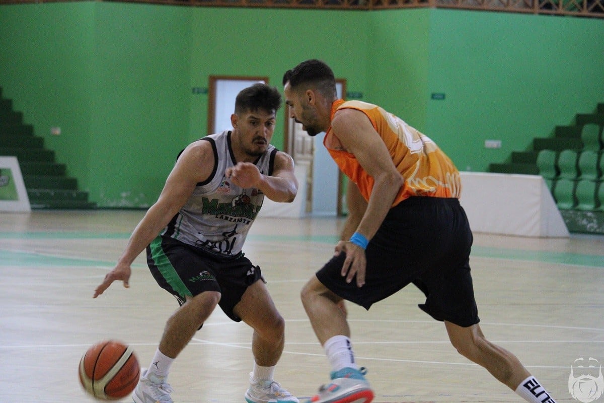 El equipo teguiseño conduciendo el balón.