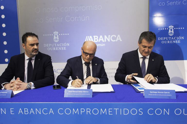 Na imaxe de esquerda a dereita: o director territorial de ABANCA en Ourense, Rubén Saavedra, o presidente da Deputación, José Manuel Baltar e o o director de Banca Institucional de ABANCA, Santiago Novoa.