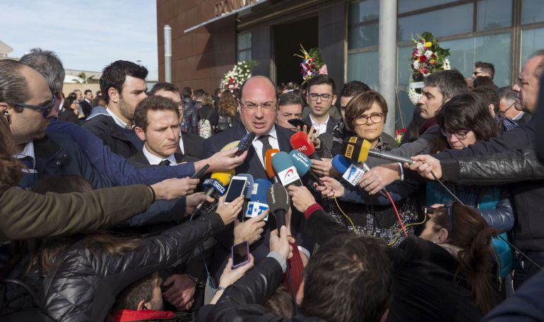 El presidente de la Región de Murcia, Pedro Antonio Sánchez (c), junto a la presidenta de la Asamblea Regional de Murcia Rosa Peñalver (d), el alcalde Torre Pacheco Antonio León (i), atiende a la prensa