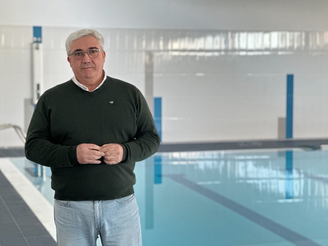 Bartolomé Cruz, concejal de Deportes del Ayuntamiento de Baeza, en la piscina de la ciudad