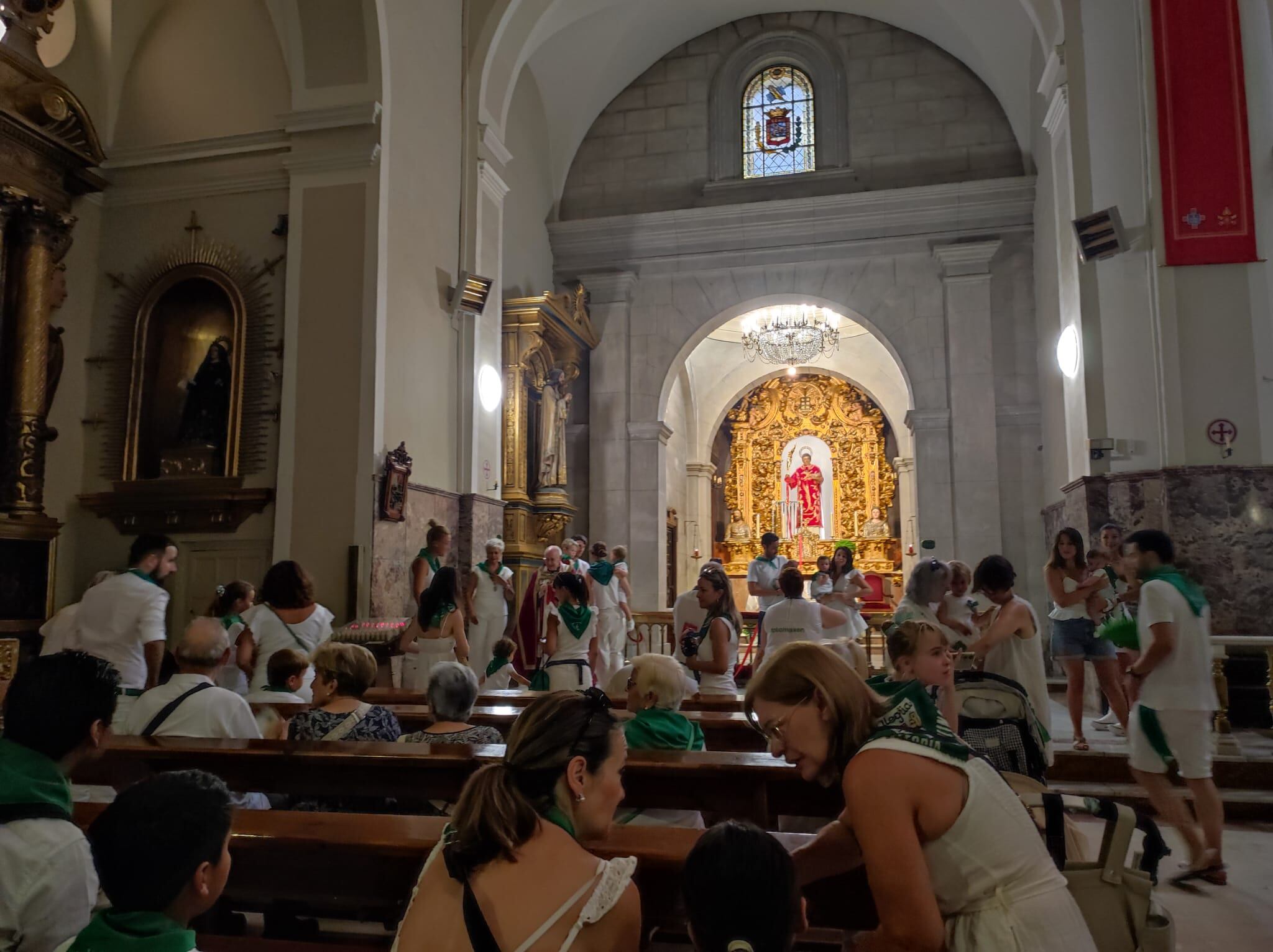 Presentación de los niños a San Lorenzo dentro de la basílica.