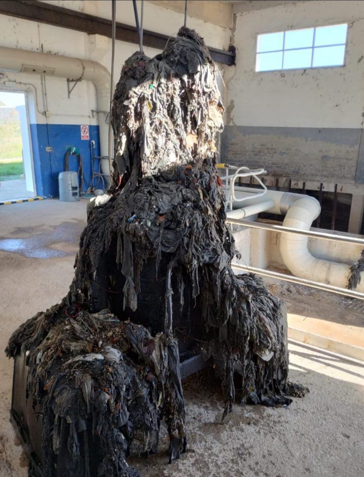 Imagen de las toallitas acumuladas en la depuradora de Jerez