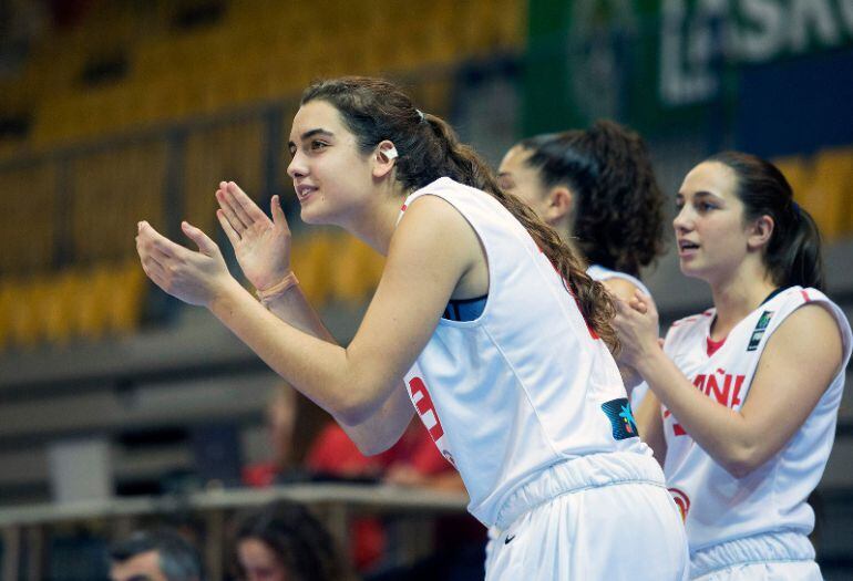 Paula Ginzo, jugadora ourensana, con la selección española en el campoenato europeo de baloncesto