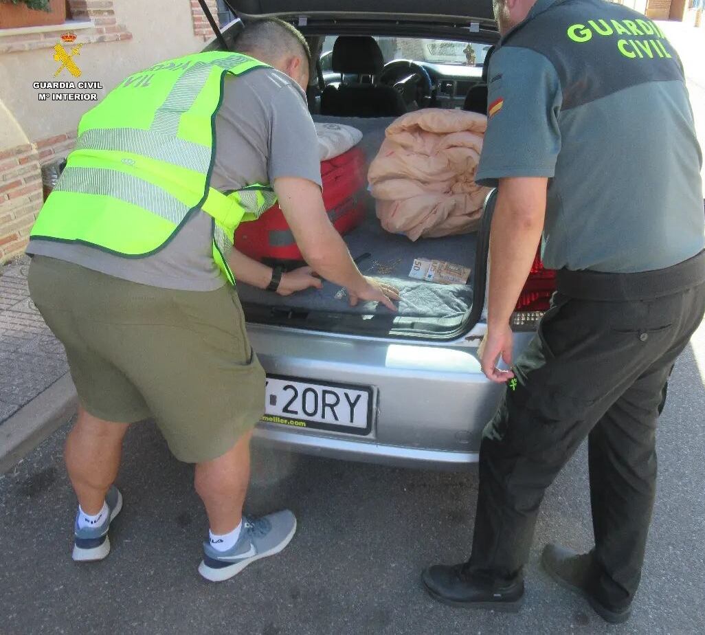 La Guardia Civil registra los vehículos de los detenidos