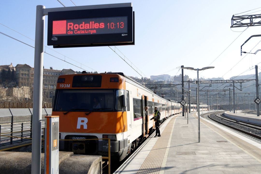 El primer tren de Renfe que reprèn el servei pel tram accidentat entre Manresa i Sant Vicenç de Castellet