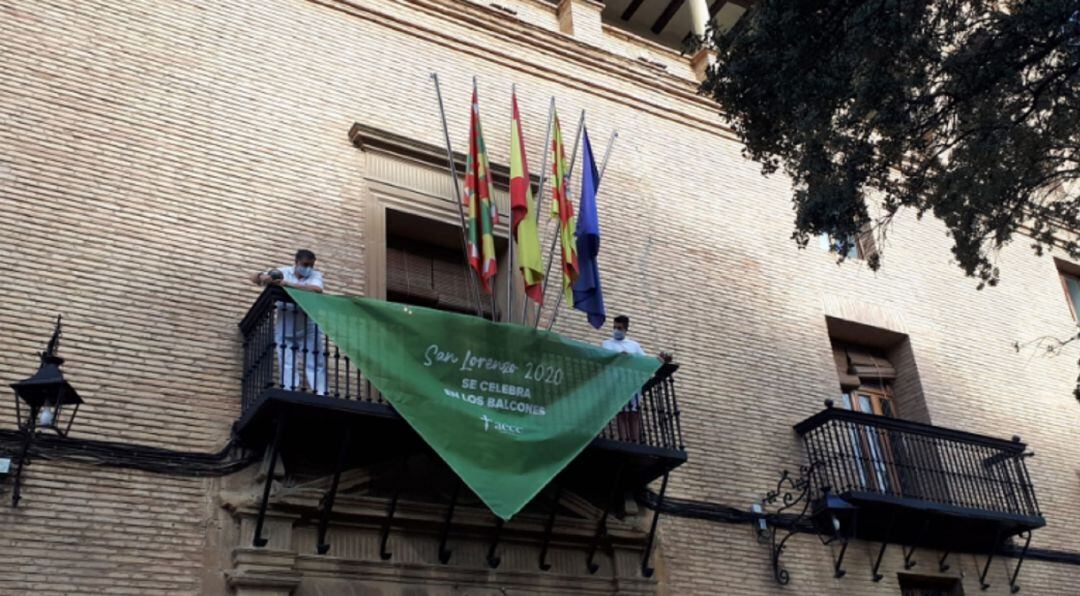 Pañoleta gigante colgada en el Balcón del Ayuntamiento de Huesca por San Lorenzo 2020