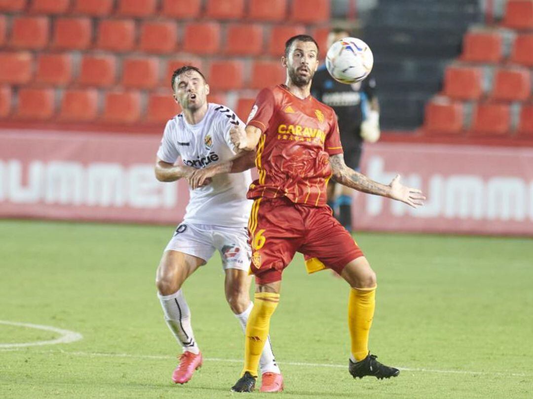 Guitián espera a controlar un balón con el pecho