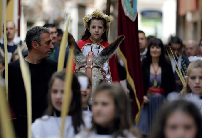 La niña del Ángel de la pasada Semana Santa durante la procesión del Domingo de Ramos
