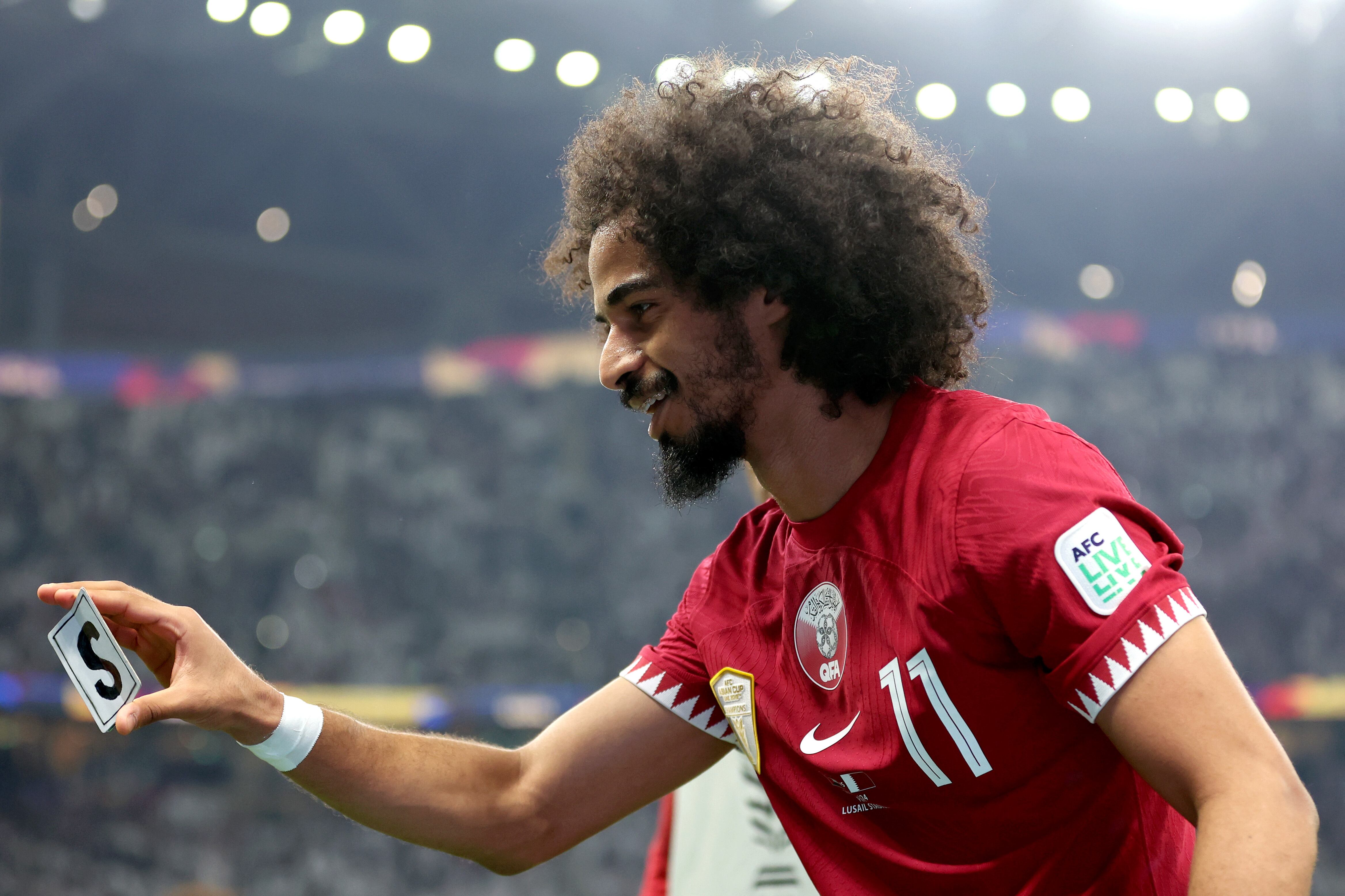 Akram Afif celebra uno de sus goles en la final de la Copa Asia. (Photo by Robert Cianflone/Getty Images)