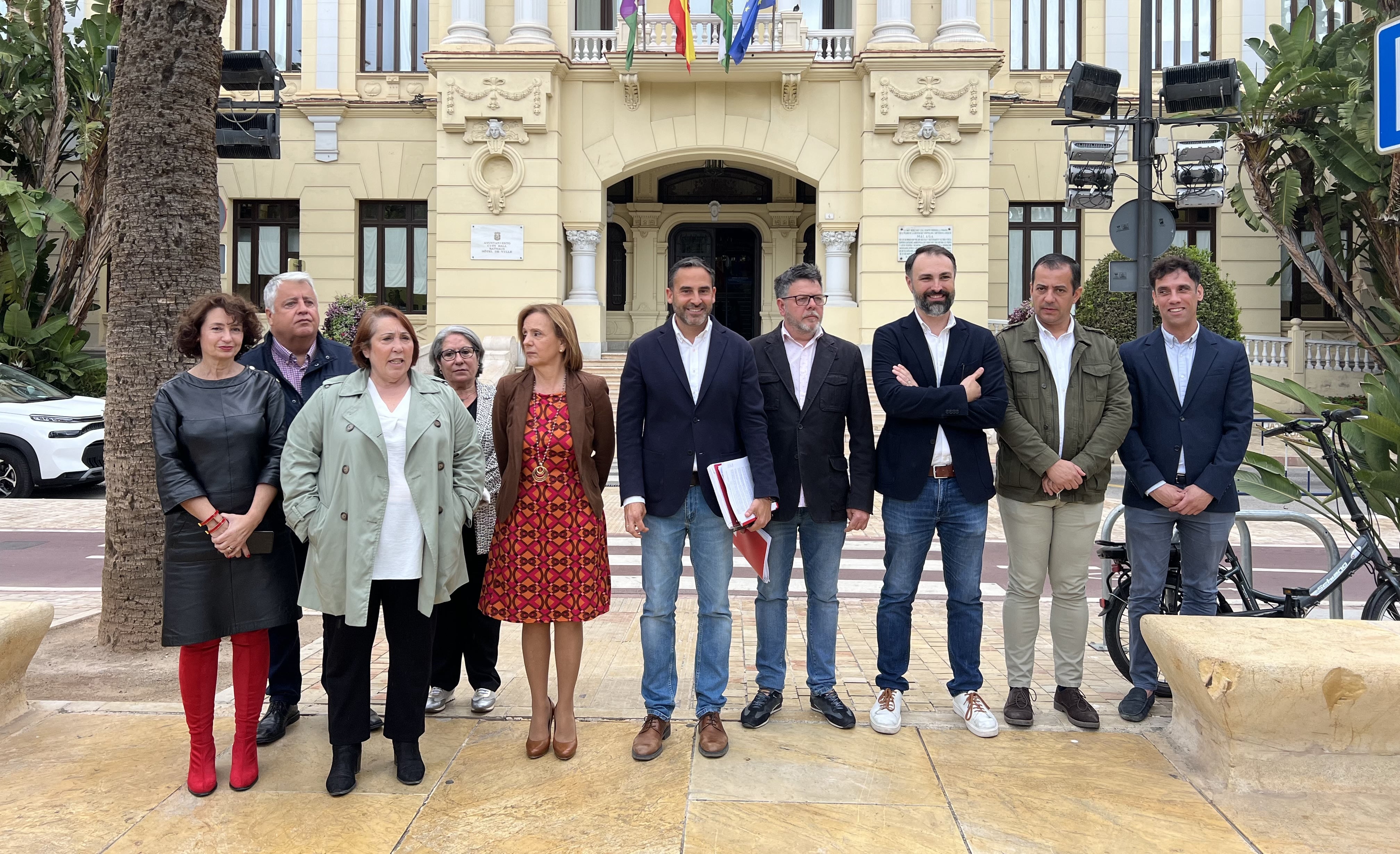 El portavoz del PSOE, Daniel Pérez, en el centro, rodeado de los ediles de su grupo municipal frente a la Casona del Parque minutos antes de la comparecencia