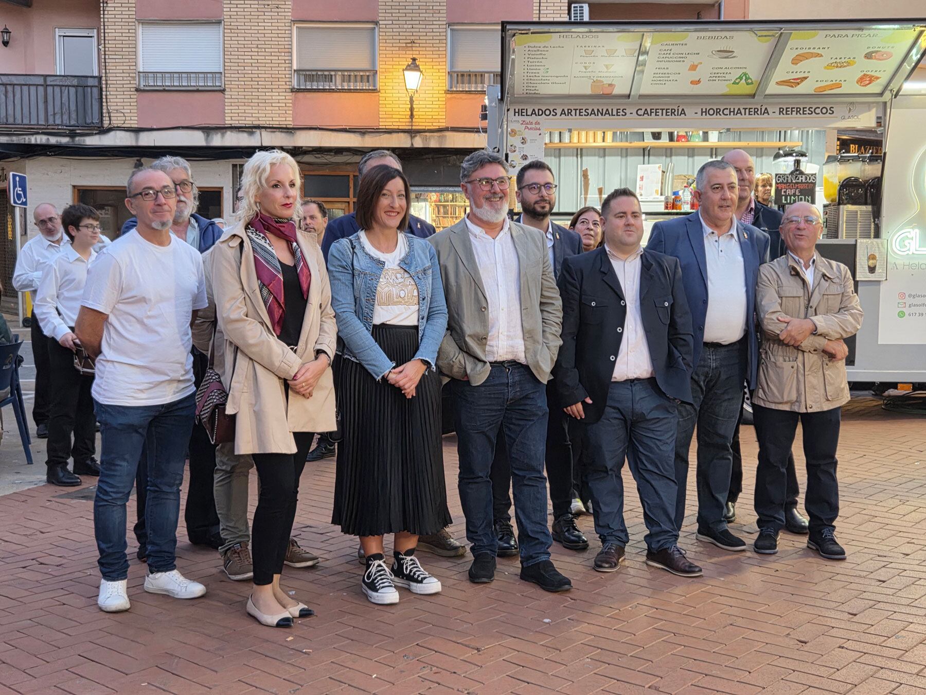 La comitiva d'autoritats a la seua arribada a la plaça Matzem