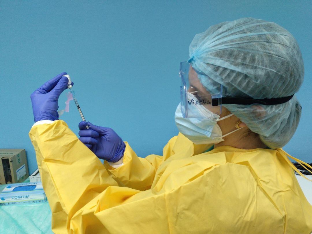 Archivo - Preparación de la vacuna.