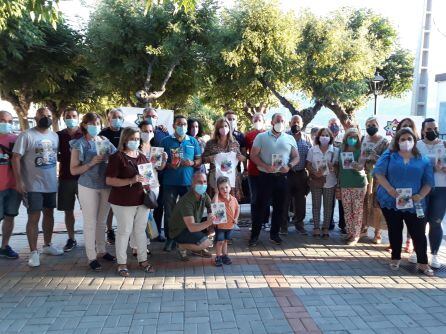 Foto de familia con alcalde, concejales y representantes de asociaciones y colectivos participantes en la programación