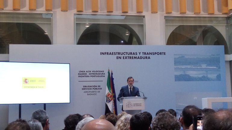 El presidente del Gobierno, Mariano Rajoy, durante el acto por las infraestructuras ferroviarias y áreas en la Delegación de Gobierno en Badajoz