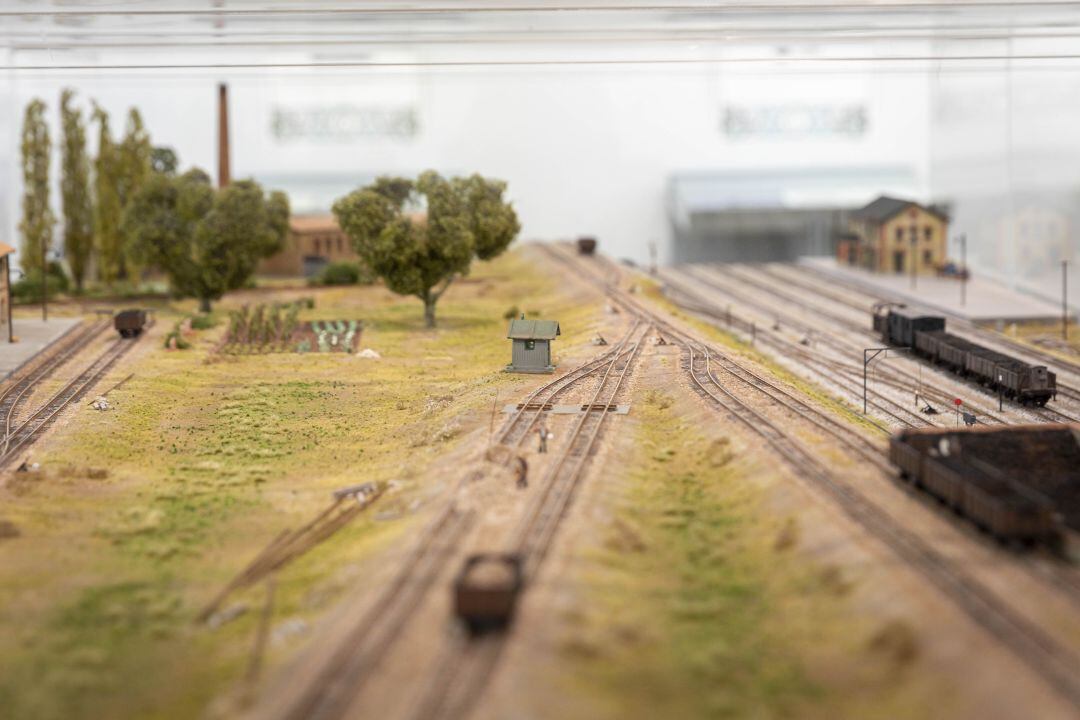 La exposición está vertebrada en torno a una gran maqueta ferroviaria 