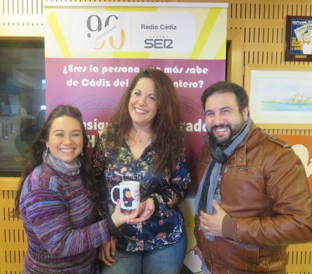 Los hermanos Anillo entregan a Irene Gallardo la taza del concurso Doctorado Honoris Cádiz