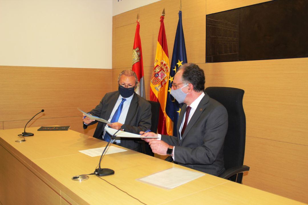 El presidente de la Audiencia Provincial de Burgos, Mauricio Muñoz, y el responsable de la Asesoría Jurídica de CaixaBank en Castilla y León, José Luis Rodríguez Dacal, han firmado este lunes en el Palacio de Justicia de Burgos un protocolo para alcanzar acuerdos en materia de gastos hipotecarios e intereses de demora, que servirá para acortar el tiempo de resolución de este tipo de pleitos