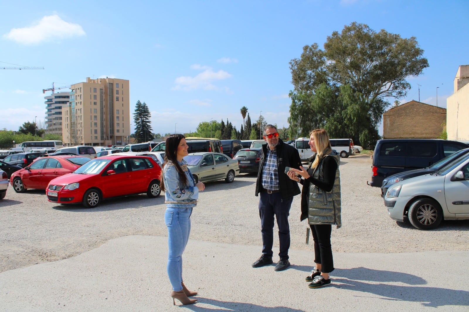 María Hernández, concejala de Urbanismo junto a los técnicos de Urbanismo en la zona del camino Marín de Lorca que será urbanizada