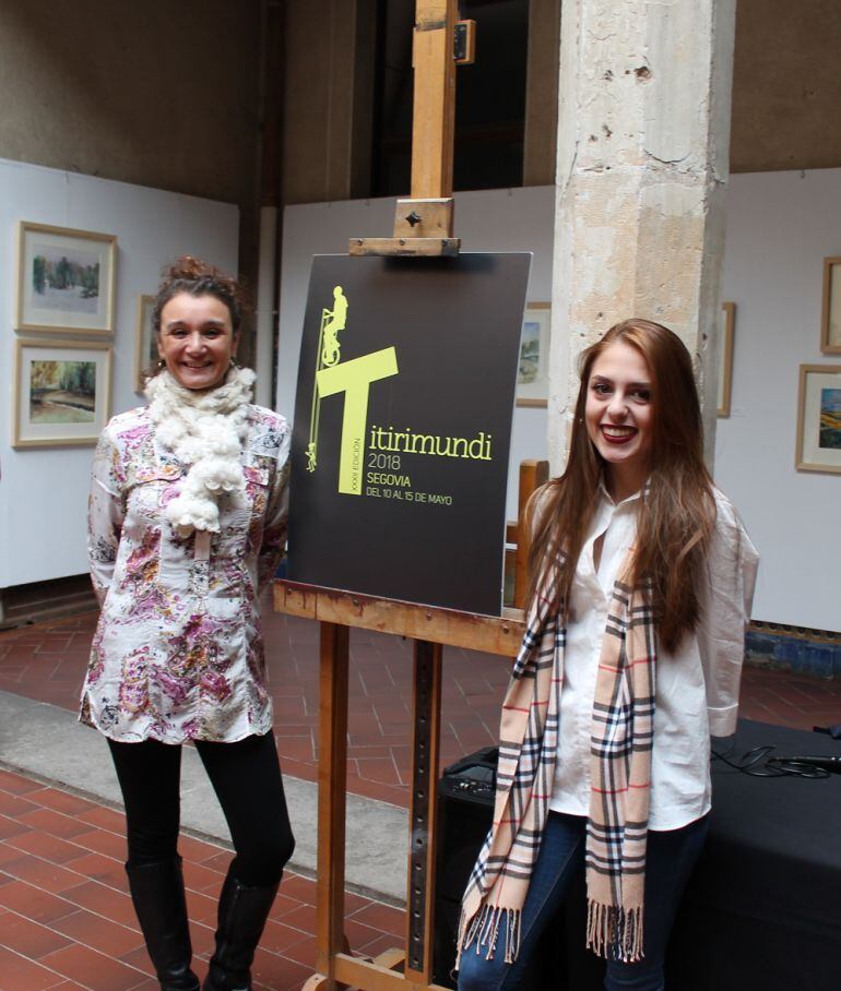 La directora de Titirimundi, Marián Palma, acompaña Cristina Padilla en la presentación del cartel anunciador del Festival de Títeres.