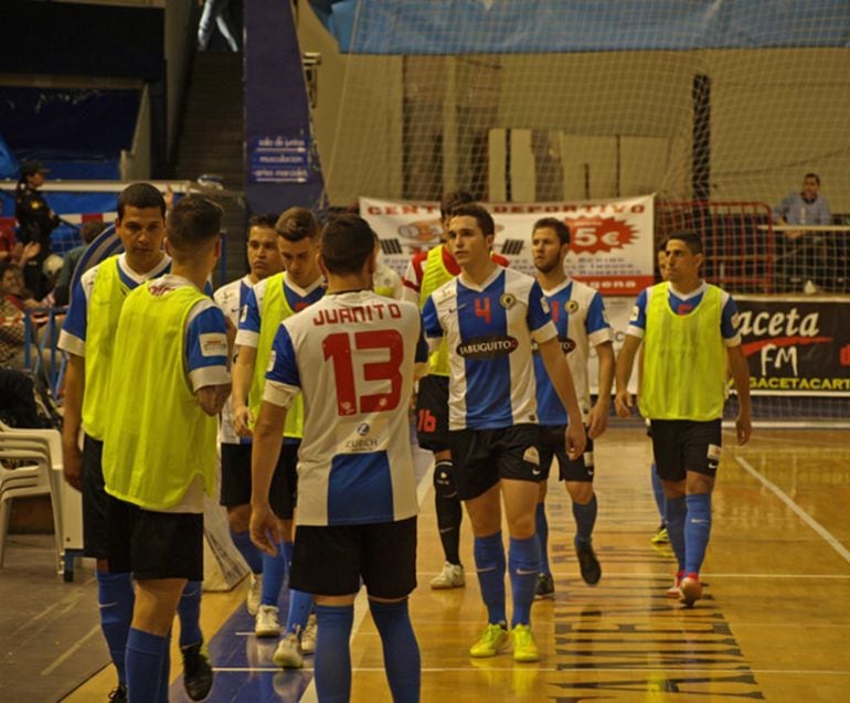 Los jugadores del Hércules San Vicente en el pabellón de Cartagena