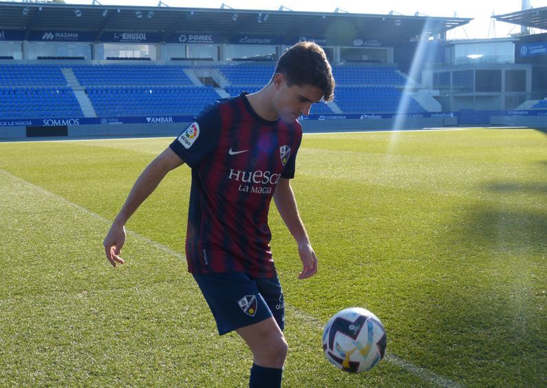 Javi Martínez en su presentación como jugador de la SD Huesca en El Alcoraz en enero