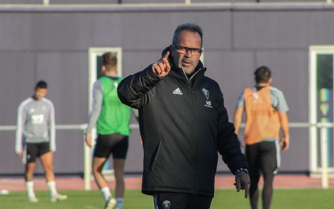 Cervera da indicaciones a los jugadores durante un entrenamiento en El Rosal.