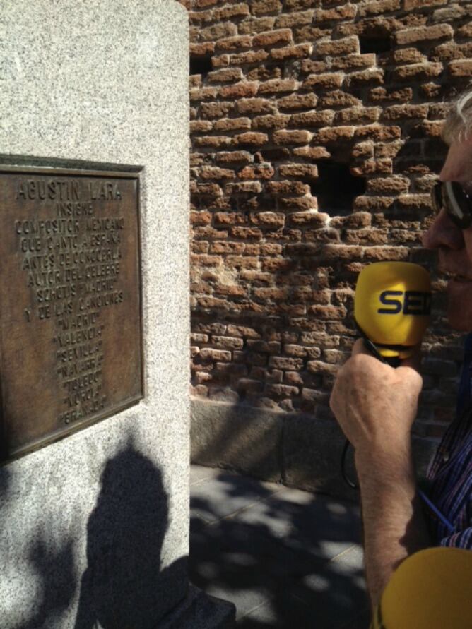 Ian Gibson lee la placa dedicada a Agustín Lara en el barrio de Lavapiés.